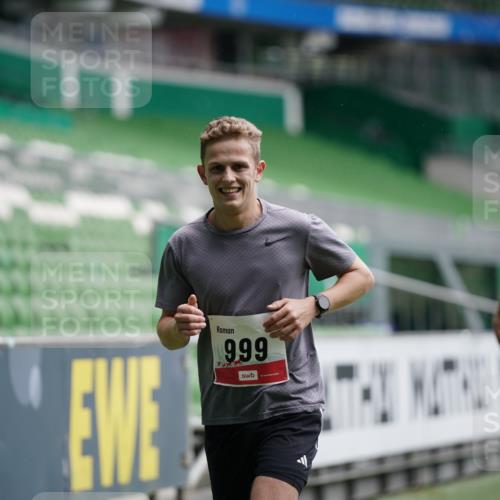 05.10.2025 - 20. swb-Marathon Bremen Michael Burmester http://msf.ph/oto/9324646 05.10.2025 12:30:36 Laufen im Stadion 419, 426, 603, 618, 999, 1565, 1647, 2056, 2133, 5060, 7751 meine-sportfotos.de