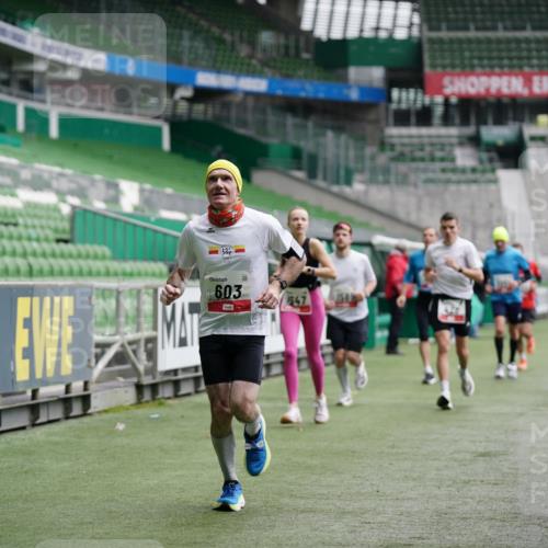05.10.2025 - 20. swb-Marathon Bremen Michael Burmester http://msf.ph/oto/9324648 05.10.2025 12:30:37 Laufen im Stadion 419, 426, 603, 618, 999, 1565, 1647, 2056, 2133, 5060, 7751 meine-sportfotos.de