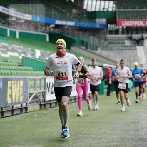 05.10.2025 - 20. swb-Marathon Bremen Michael Burmester http://msf.ph/oto/9324650 05.10.2025 12:30:37 Laufen im Stadion 419, 426, 603, 618, 999, 1565, 1647, 2056, 2133, 5060, 7751 meine-sportfotos.de