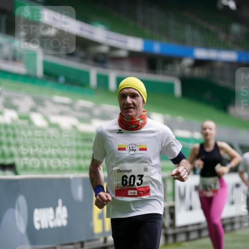 05.10.2025 - 20. swb-Marathon Bremen Michael Burmester http://msf.ph/oto/9324652 05.10.2025 12:30:38 Laufen im Stadion 419, 426, 603, 618, 999, 1565, 1647, 2056, 2133, 5060, 7751 meine-sportfotos.de
