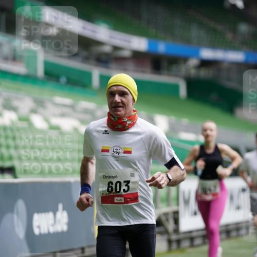 05.10.2025 - 20. swb-Marathon Bremen Michael Burmester http://msf.ph/oto/9324654 05.10.2025 12:30:38 Laufen im Stadion 419, 426, 603, 618, 999, 1565, 1647, 2056, 2133, 5060, 7751 meine-sportfotos.de