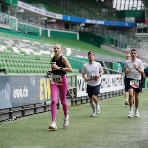 05.10.2025 - 20. swb-Marathon Bremen Michael Burmester http://msf.ph/oto/9324656 05.10.2025 12:30:39 Laufen im Stadion 419, 426, 603, 618, 999, 1565, 1647, 2056, 2133, 5060 meine-sportfotos.de
