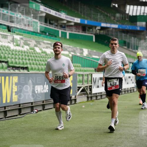 05.10.2025 - 20. swb-Marathon Bremen Michael Burmester http://msf.ph/oto/9324668 05.10.2025 12:30:41 Laufen im Stadion 419, 426, 603, 618, 999, 1293, 1565, 1647, 2056, 2133, 5060 meine-sportfotos.de