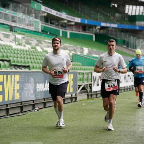 05.10.2025 - 20. swb-Marathon Bremen Michael Burmester http://msf.ph/oto/9324670 05.10.2025 12:30:41 Laufen im Stadion 419, 426, 603, 618, 999, 1293, 1565, 1647, 2056, 2133, 5060 meine-sportfotos.de