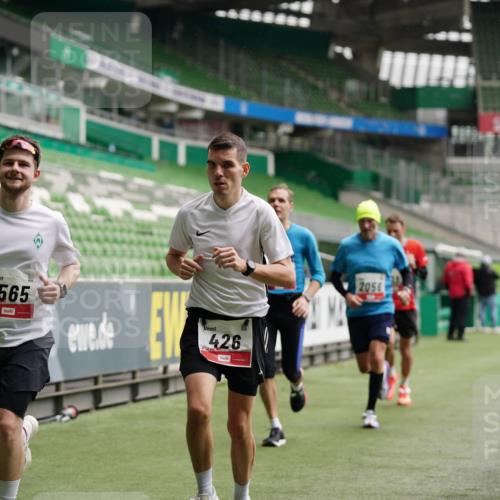 05.10.2025 - 20. swb-Marathon Bremen Michael Burmester http://msf.ph/oto/9324672 05.10.2025 12:30:42 Laufen im Stadion 419, 426, 603, 618, 999, 1293, 1565, 1647, 2056, 2133, 5060 meine-sportfotos.de