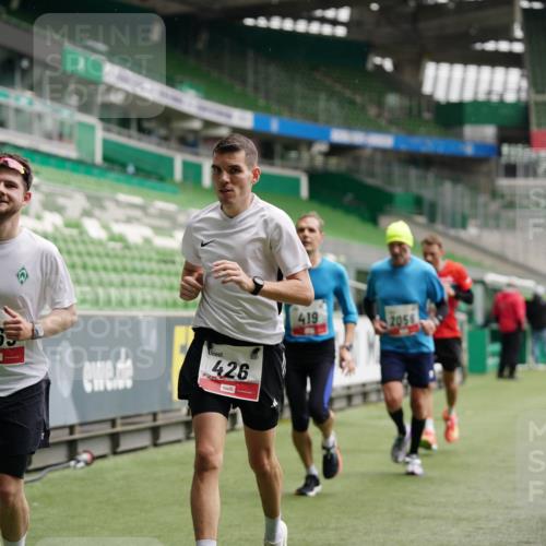 05.10.2025 - 20. swb-Marathon Bremen Michael Burmester http://msf.ph/oto/9324674 05.10.2025 12:30:42 Laufen im Stadion 419, 426, 603, 618, 999, 1293, 1565, 1647, 2056, 2133, 5060 meine-sportfotos.de
