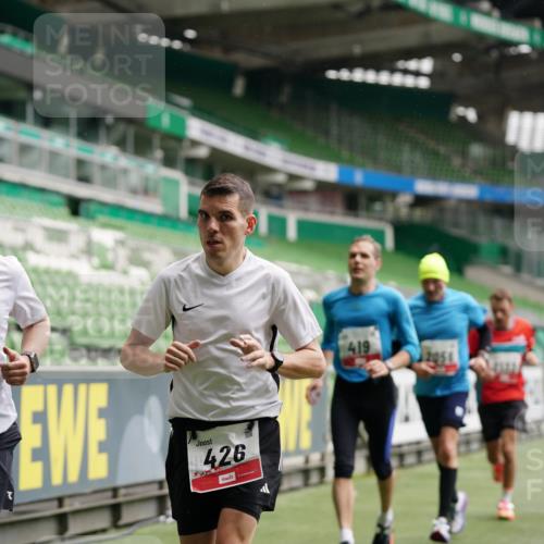 05.10.2025 - 20. swb-Marathon Bremen Michael Burmester http://msf.ph/oto/9324676 05.10.2025 12:30:43 Laufen im Stadion 419, 426, 603, 618, 999, 1293, 1565, 1647, 2056, 2133, 5060 meine-sportfotos.de