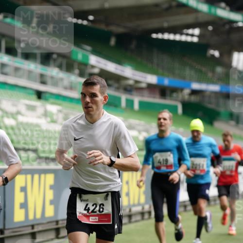 05.10.2025 - 20. swb-Marathon Bremen Michael Burmester http://msf.ph/oto/9324678 05.10.2025 12:30:43 Laufen im Stadion 419, 426, 603, 618, 999, 1293, 1565, 1647, 2056, 2133, 5060 meine-sportfotos.de