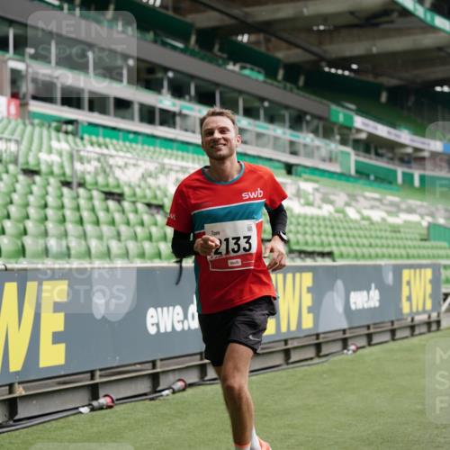 05.10.2025 - 20. swb-Marathon Bremen Michael Burmester http://msf.ph/oto/9324696 05.10.2025 12:30:46 Laufen im Stadion 419, 426, 603, 618, 999, 1293, 1565, 1647, 2056, 2133, 5060 meine-sportfotos.de