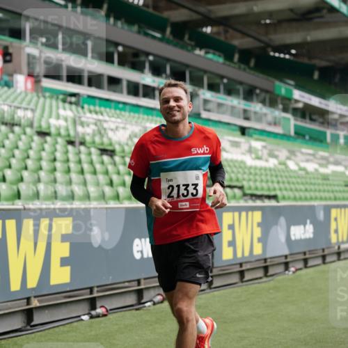 05.10.2025 - 20. swb-Marathon Bremen Michael Burmester http://msf.ph/oto/9324698 05.10.2025 12:30:46 Laufen im Stadion 419, 426, 603, 618, 999, 1293, 1565, 1647, 2056, 2133, 5060 meine-sportfotos.de