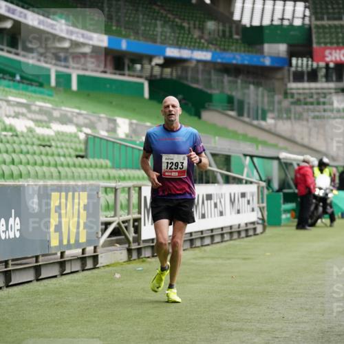 05.10.2025 - 20. swb-Marathon Bremen Michael Burmester http://msf.ph/oto/9324700 05.10.2025 12:30:53 Laufen im Stadion 419, 426, 603, 618, 999, 1293, 1565, 1647, 1814, 2056, 2133, 5060 meine-sportfotos.de