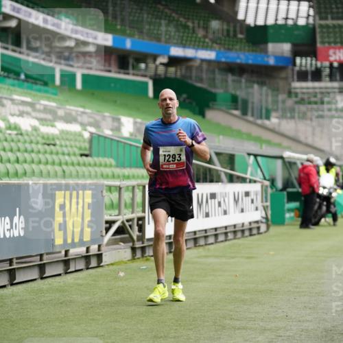 05.10.2025 - 20. swb-Marathon Bremen Michael Burmester http://msf.ph/oto/9324702 05.10.2025 12:30:53 Laufen im Stadion 419, 426, 603, 618, 999, 1293, 1565, 1647, 1814, 2056, 2133, 5060 meine-sportfotos.de