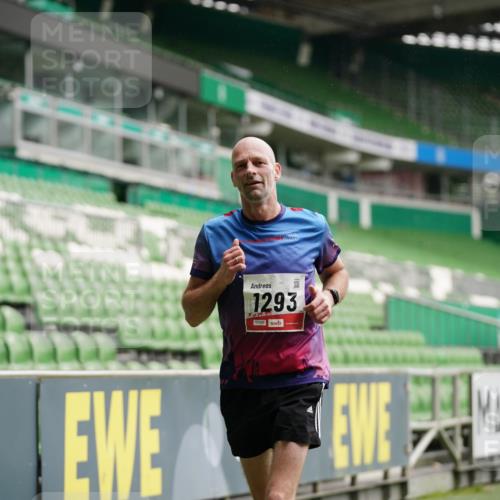 05.10.2025 - 20. swb-Marathon Bremen Michael Burmester http://msf.ph/oto/9324704 05.10.2025 12:30:55 Laufen im Stadion 419, 426, 603, 618, 999, 1293, 1565, 1647, 1814, 2056, 2133, 5060 meine-sportfotos.de
