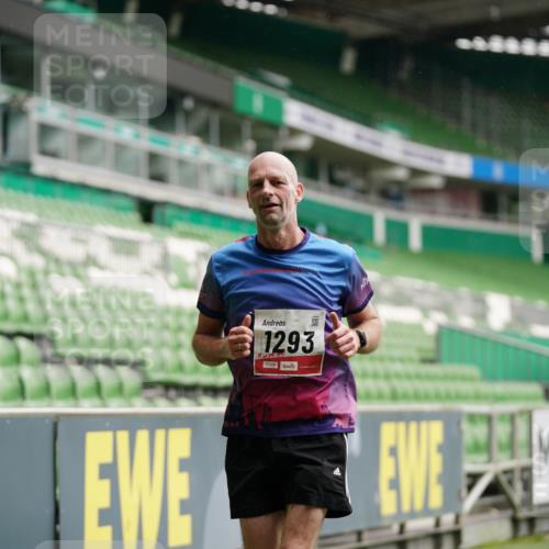05.10.2025 - 20. swb-Marathon Bremen Michael Burmester http://msf.ph/oto/9324706 05.10.2025 12:30:55 Laufen im Stadion 419, 426, 603, 618, 999, 1293, 1565, 1647, 1814, 2056, 2133, 5060 meine-sportfotos.de
