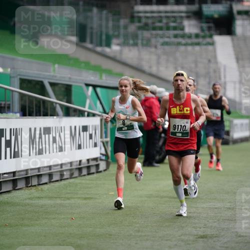 05.10.2025 - 20. swb-Marathon Bremen Michael Burmester http://msf.ph/oto/9324708 05.10.2025 12:31:01 Laufen im Stadion 6, 8, 419, 426, 603, 618, 999, 1293, 1565, 1647, 1814, 2056, 2133, 5060, 9110 meine-sportfotos.de