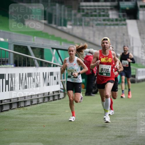 05.10.2025 - 20. swb-Marathon Bremen Michael Burmester http://msf.ph/oto/9324710 05.10.2025 12:31:01 Laufen im Stadion 6, 8, 419, 426, 603, 618, 999, 1293, 1565, 1647, 1814, 2056, 2133, 5060, 9110 meine-sportfotos.de