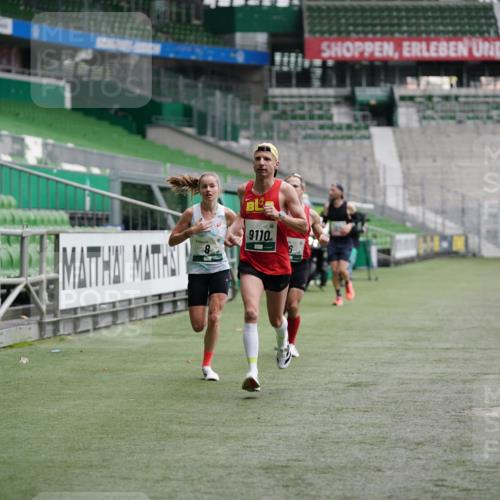 05.10.2025 - 20. swb-Marathon Bremen Michael Burmester http://msf.ph/oto/9324714 05.10.2025 12:31:02 Laufen im Stadion 6, 8, 419, 426, 603, 618, 999, 1293, 1565, 1647, 1814, 2056, 2133, 5060, 9110, 5060 meine-sportfotos.de