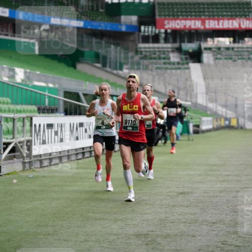 05.10.2025 - 20. swb-Marathon Bremen Michael Burmester http://msf.ph/oto/9324716 05.10.2025 12:31:02 Laufen im Stadion 6, 8, 419, 426, 603, 618, 999, 1293, 1565, 1647, 1814, 2056, 2133, 5060, 9110, 5060 meine-sportfotos.de
