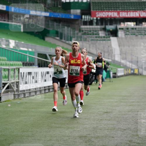 05.10.2025 - 20. swb-Marathon Bremen Michael Burmester http://msf.ph/oto/9324718 05.10.2025 12:31:02 Laufen im Stadion 6, 8, 419, 426, 603, 618, 999, 1293, 1565, 1647, 1814, 2056, 2133, 5060, 9110, 5060 meine-sportfotos.de