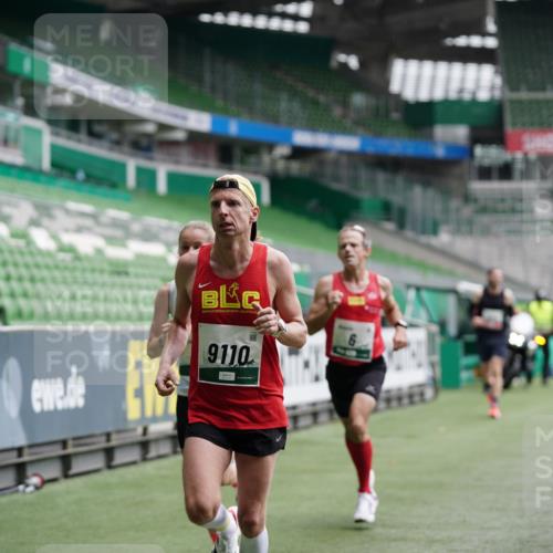 05.10.2025 - 20. swb-Marathon Bremen Michael Burmester http://msf.ph/oto/9324722 05.10.2025 12:31:03 Laufen im Stadion 6, 8, 419, 426, 603, 618, 999, 1293, 1565, 1647, 1814, 2056, 2133, 9110, 5060 meine-sportfotos.de