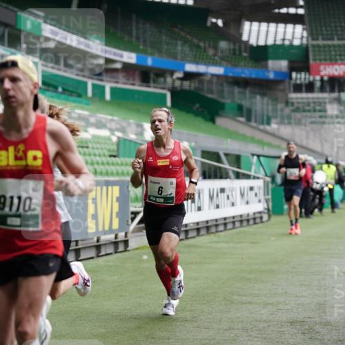 05.10.2025 - 20. swb-Marathon Bremen Michael Burmester http://msf.ph/oto/9324724 05.10.2025 12:31:04 Laufen im Stadion 6, 8, 419, 426, 603, 618, 999, 1293, 1565, 1647, 1814, 2056, 2133, 9110, 5060 meine-sportfotos.de