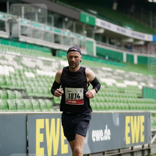 05.10.2025 - 20. swb-Marathon Bremen Michael Burmester http://msf.ph/oto/9324736 05.10.2025 12:31:10 Laufen im Stadion 6, 8, 419, 426, 603, 999, 1293, 1565, 1647, 1814, 2056, 2133, 9110, 618, 5060 meine-sportfotos.de