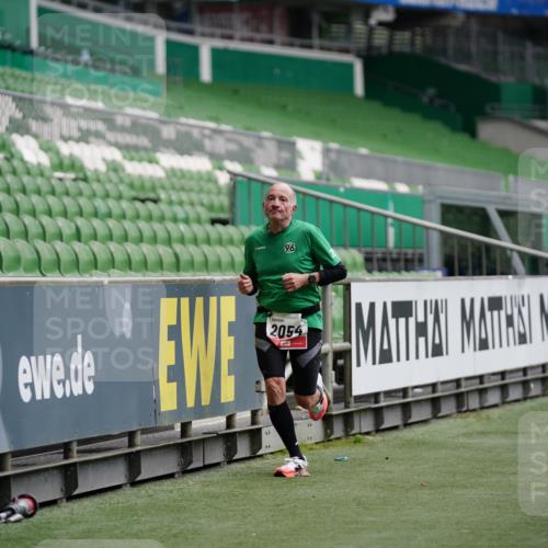 05.10.2025 - 20. swb-Marathon Bremen Michael Burmester http://msf.ph/oto/9324738 05.10.2025 12:31:31 Laufen im Stadion 6, 8, 566, 1293, 1814, 2054, 2133, 9110, 419, 426, 603, 999, 1565, 1647, 2056, 2133 meine-sportfotos.de