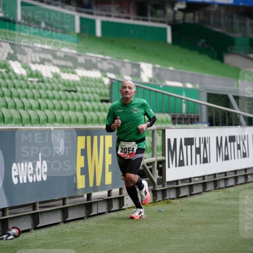 05.10.2025 - 20. swb-Marathon Bremen Michael Burmester http://msf.ph/oto/9324740 05.10.2025 12:31:31 Laufen im Stadion 6, 8, 566, 1293, 1814, 2054, 2133, 9110, 419, 426, 603, 999, 1565, 1647, 2056, 2133 meine-sportfotos.de