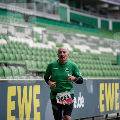 05.10.2025 - 20. swb-Marathon Bremen Michael Burmester http://msf.ph/oto/9324742 05.10.2025 12:31:33 Laufen im Stadion 6, 8, 566, 1293, 1814, 2054, 9110, 419, 426, 603, 999, 1565, 1647, 2056, 2133 meine-sportfotos.de