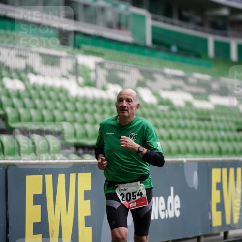 05.10.2025 - 20. swb-Marathon Bremen Michael Burmester http://msf.ph/oto/9324744 05.10.2025 12:31:33 Laufen im Stadion 6, 8, 566, 1293, 1814, 2054, 9110, 419, 426, 603, 999, 1565, 1647, 2056, 2133 meine-sportfotos.de