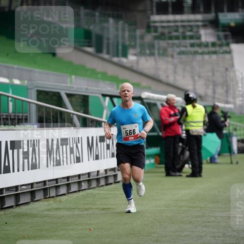 05.10.2025 - 20. swb-Marathon Bremen Michael Burmester http://msf.ph/oto/9324746 05.10.2025 12:31:36 Laufen im Stadion 6, 8, 566, 1293, 1814, 2054, 9110, 419, 426, 603, 999, 1565, 1647, 2056, 2133 meine-sportfotos.de