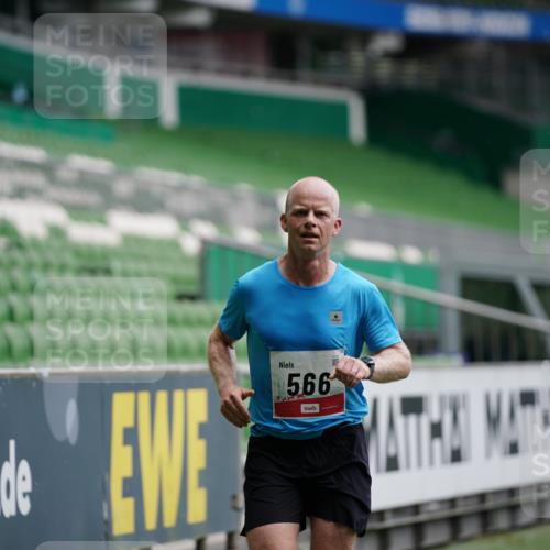 05.10.2025 - 20. swb-Marathon Bremen Michael Burmester http://msf.ph/oto/9324750 05.10.2025 12:31:39 Laufen im Stadion 6, 8, 566, 938, 1293, 1814, 2054, 9110, 419, 426, 603, 999, 1565, 1647, 2056, 2133 meine-sportfotos.de