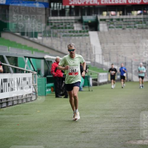 05.10.2025 - 20. swb-Marathon Bremen Michael Burmester http://msf.ph/oto/9324754 05.10.2025 12:31:54 Laufen im Stadion 6, 8, 141, 566, 569, 938, 1093, 1665, 2054, 9110, 1293, 1814 meine-sportfotos.de