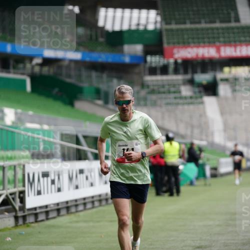 05.10.2025 - 20. swb-Marathon Bremen Michael Burmester http://msf.ph/oto/9324762 05.10.2025 12:31:56 Laufen im Stadion 6, 8, 141, 566, 569, 938, 1093, 1665, 2054, 9110, 1293, 1814 meine-sportfotos.de