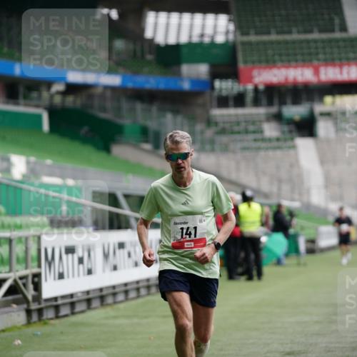 05.10.2025 - 20. swb-Marathon Bremen Michael Burmester http://msf.ph/oto/9324764 05.10.2025 12:31:57 Laufen im Stadion 6, 8, 141, 566, 569, 938, 1093, 1665, 2054, 9110, 1293, 1814, 9110 meine-sportfotos.de