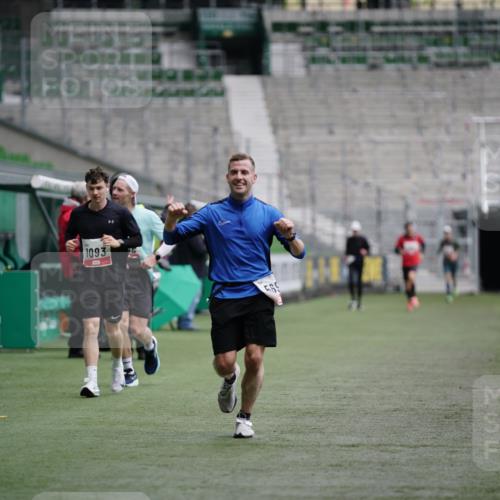 05.10.2025 - 20. swb-Marathon Bremen Michael Burmester http://msf.ph/oto/9324770 05.10.2025 12:32:08 Laufen im Stadion 141, 566, 569, 938, 1093, 1665, 2054, 6, 8, 1814, 9110 meine-sportfotos.de