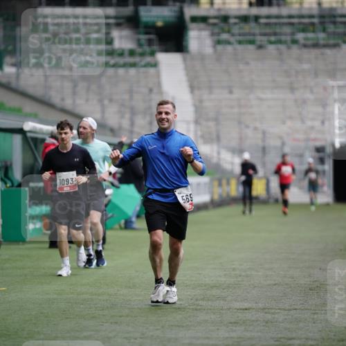 05.10.2025 - 20. swb-Marathon Bremen Michael Burmester http://msf.ph/oto/9324772 05.10.2025 12:32:08 Laufen im Stadion 141, 566, 569, 938, 1093, 1665, 2054, 6, 8, 1814, 9110 meine-sportfotos.de