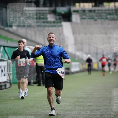 05.10.2025 - 20. swb-Marathon Bremen Michael Burmester http://msf.ph/oto/9324774 05.10.2025 12:32:09 Laufen im Stadion 141, 566, 569, 938, 1093, 1665, 2054, 6, 8, 1814, 9110 meine-sportfotos.de