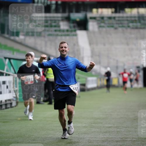 05.10.2025 - 20. swb-Marathon Bremen Michael Burmester http://msf.ph/oto/9324776 05.10.2025 12:32:09 Laufen im Stadion 141, 566, 569, 938, 1093, 1665, 2054, 6, 8, 1814, 9110 meine-sportfotos.de