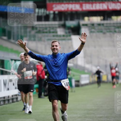 05.10.2025 - 20. swb-Marathon Bremen Michael Burmester http://msf.ph/oto/9324778 05.10.2025 12:32:10 Laufen im Stadion 141, 566, 569, 938, 1093, 1665, 2054, 6, 8, 1814, 9110 meine-sportfotos.de