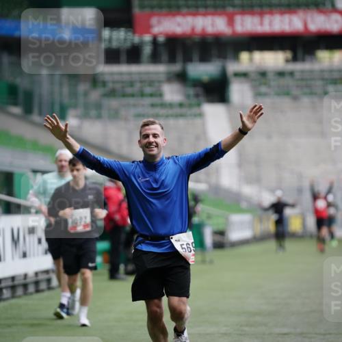 05.10.2025 - 20. swb-Marathon Bremen Michael Burmester http://msf.ph/oto/9324780 05.10.2025 12:32:10 Laufen im Stadion 141, 566, 569, 938, 1093, 1665, 2054, 6, 8, 1814, 9110 meine-sportfotos.de