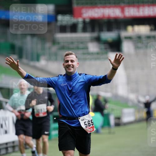 05.10.2025 - 20. swb-Marathon Bremen Michael Burmester http://msf.ph/oto/9324782 05.10.2025 12:32:11 Laufen im Stadion 141, 566, 569, 938, 1093, 1665, 2054, 6, 8, 1814, 9110 meine-sportfotos.de