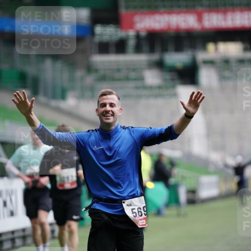 05.10.2025 - 20. swb-Marathon Bremen Michael Burmester http://msf.ph/oto/9324784 05.10.2025 12:32:11 Laufen im Stadion 141, 566, 569, 938, 1093, 1665, 2054, 6, 8, 1814, 9110 meine-sportfotos.de