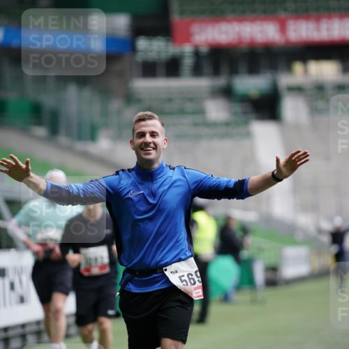 05.10.2025 - 20. swb-Marathon Bremen Michael Burmester http://msf.ph/oto/9324786 05.10.2025 12:32:11 Laufen im Stadion 141, 566, 569, 938, 1093, 1665, 2054, 6, 8, 1814, 9110 meine-sportfotos.de