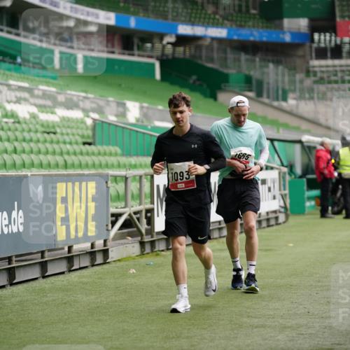 05.10.2025 - 20. swb-Marathon Bremen Michael Burmester http://msf.ph/oto/9324788 05.10.2025 12:32:14 Laufen im Stadion 141, 566, 569, 664, 908, 938, 1093, 1665, 2054, 6, 8, 9110 meine-sportfotos.de