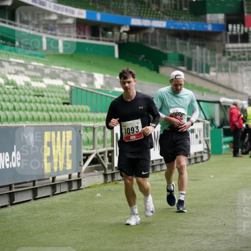 05.10.2025 - 20. swb-Marathon Bremen Michael Burmester http://msf.ph/oto/9324790 05.10.2025 12:32:14 Laufen im Stadion 141, 566, 569, 664, 908, 938, 1093, 1665, 2054, 6, 8, 9110 meine-sportfotos.de
