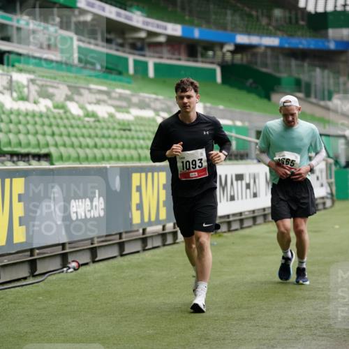 05.10.2025 - 20. swb-Marathon Bremen Michael Burmester http://msf.ph/oto/9324792 05.10.2025 12:32:15 Laufen im Stadion 141, 566, 569, 664, 908, 938, 1093, 1665, 2054, 6, 8, 9110 meine-sportfotos.de
