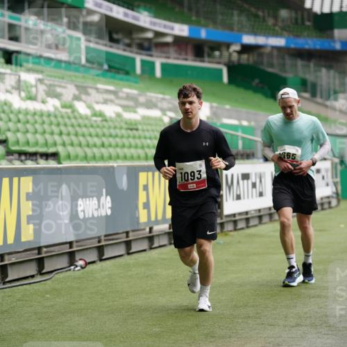 05.10.2025 - 20. swb-Marathon Bremen Michael Burmester http://msf.ph/oto/9324794 05.10.2025 12:32:15 Laufen im Stadion 141, 566, 569, 664, 908, 938, 1093, 1665, 2054, 6, 8, 9110 meine-sportfotos.de