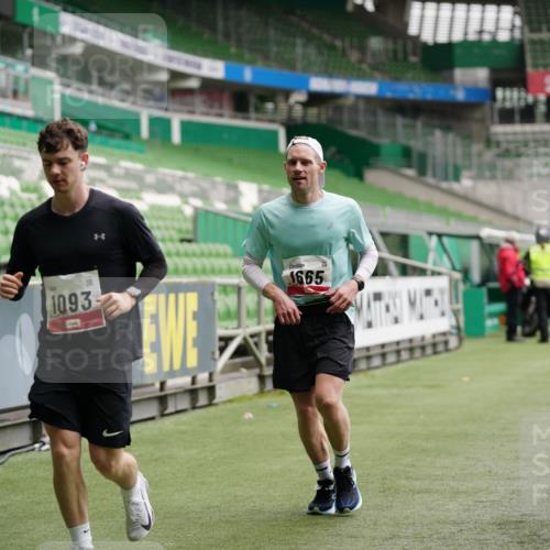 05.10.2025 - 20. swb-Marathon Bremen Michael Burmester http://msf.ph/oto/9324796 05.10.2025 12:32:16 Laufen im Stadion 141, 566, 569, 664, 908, 938, 1093, 1665, 2054, 6, 8, 9110 meine-sportfotos.de