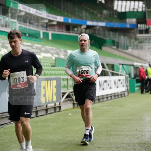05.10.2025 - 20. swb-Marathon Bremen Michael Burmester http://msf.ph/oto/9324798 05.10.2025 12:32:16 Laufen im Stadion 141, 566, 569, 664, 908, 938, 1093, 1665, 2054, 6, 8, 9110 meine-sportfotos.de